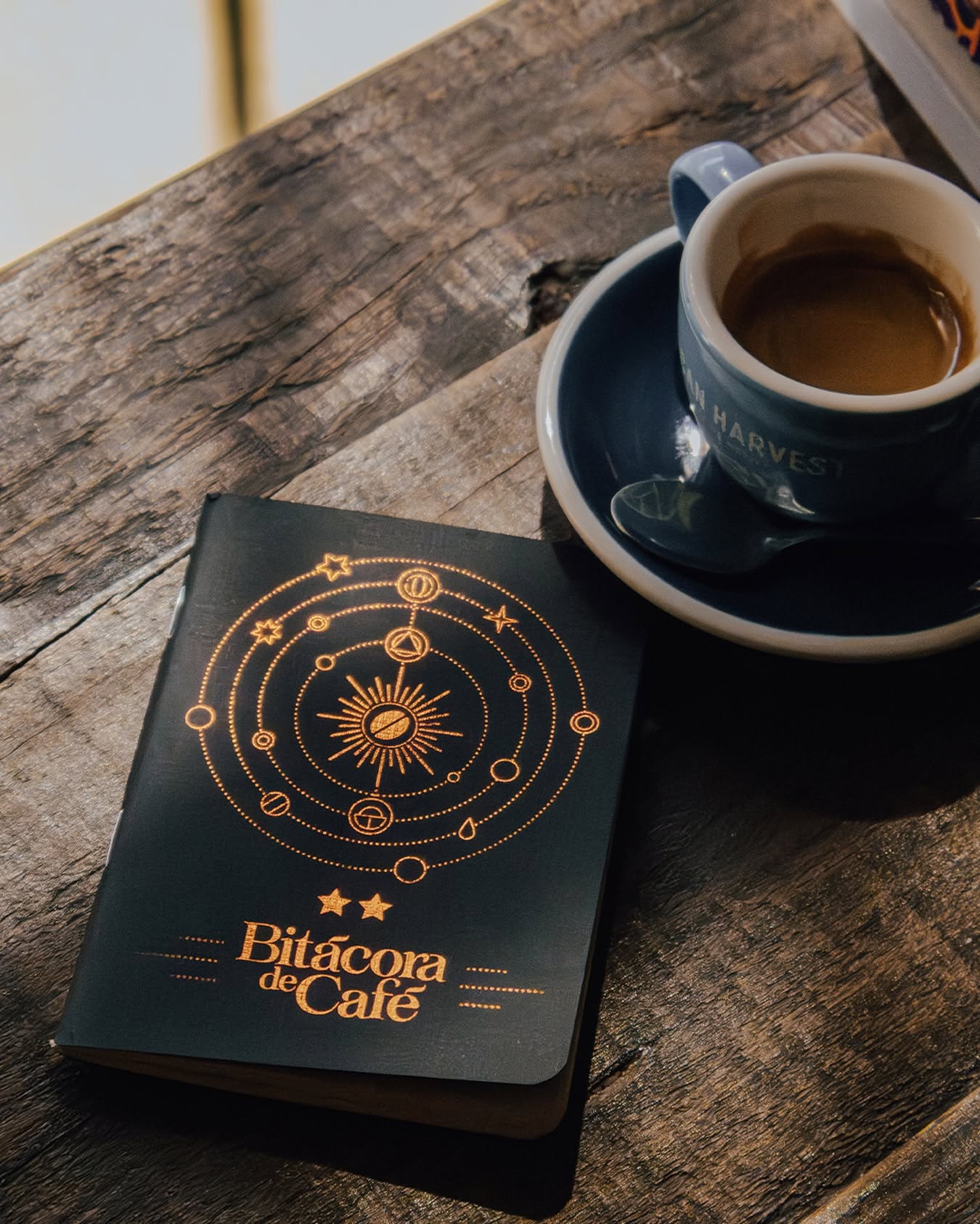 Espresso junto a la bitácora de café de la casa