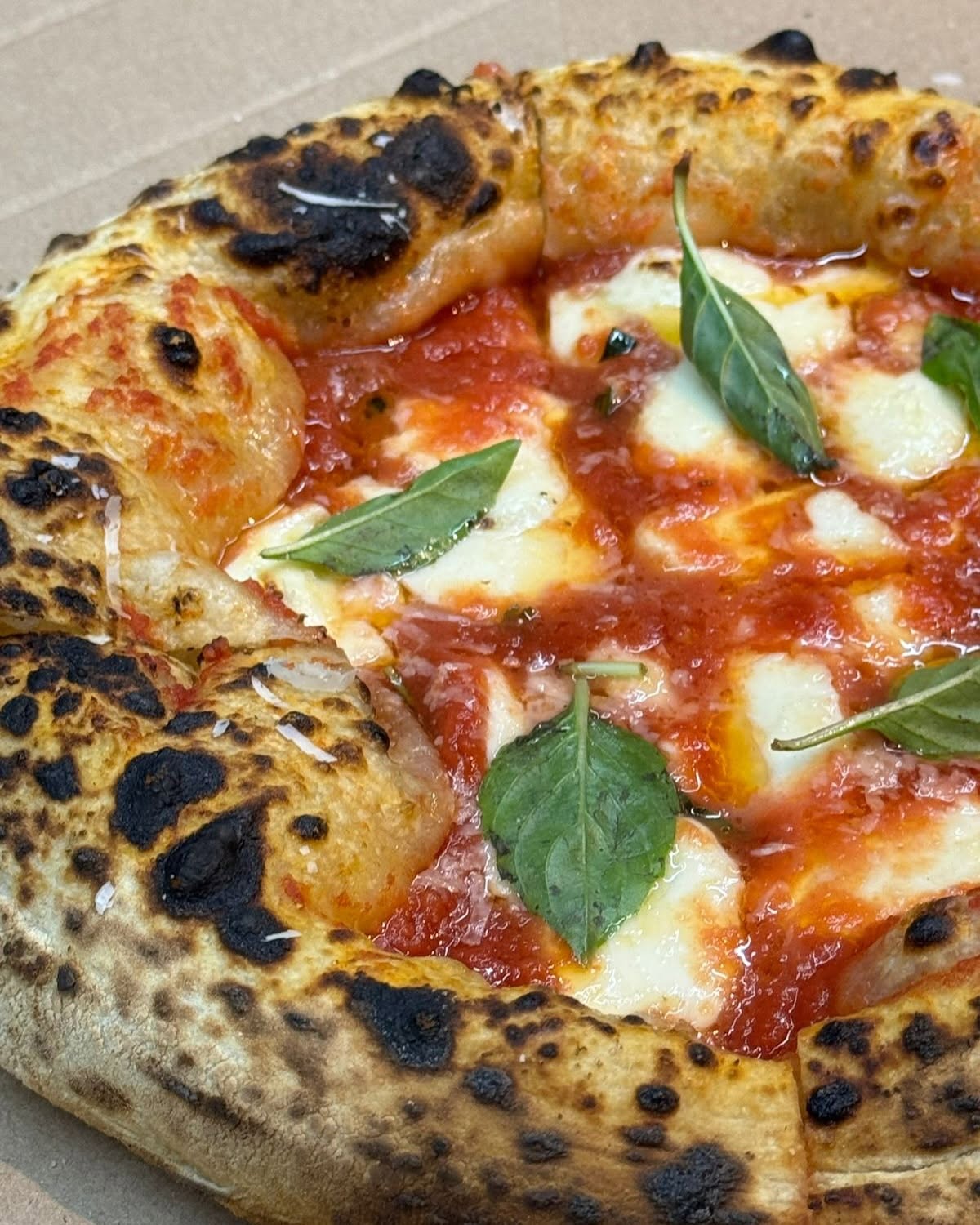 Pizza artesanal horneada al momento en un evento de fin de semana